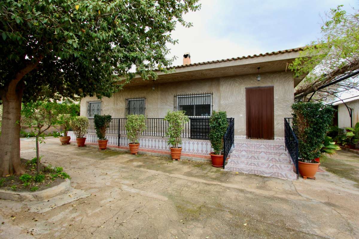 Fantastic villa at Cañadas de San Pedro just around 16km from Murcia city and 30min drive away from the lovely beaches of Mar Menor