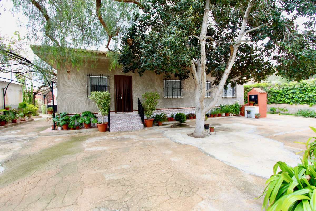 Garden in villa for sale in Canadas De San Pedro