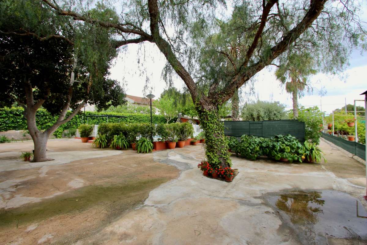 Garden in villa for sale in Canadas De San Pedro