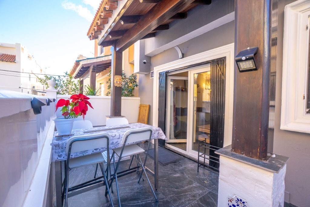 Beautifully renovated townhouse with roof terrace and sea views - Image 1