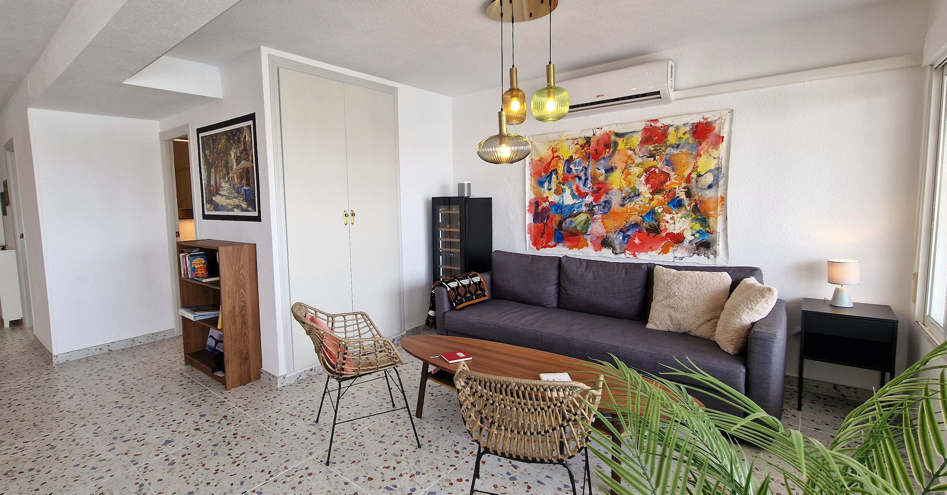 This stunning frontline two-bedroom apartment in Playa de Los Locos is located on the 6th floor and