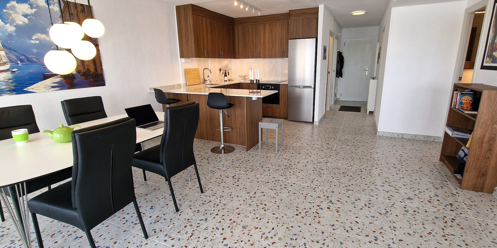 This stunning frontline two-bedroom apartment in Playa de Los Locos is located on the 6th floor and