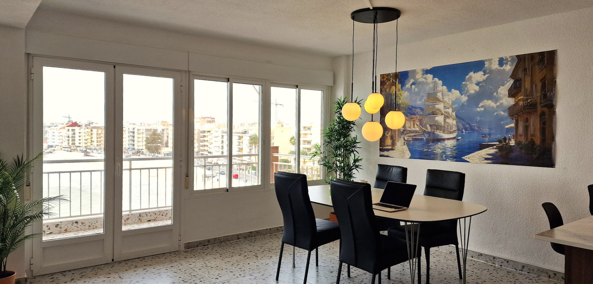 This stunning frontline two-bedroom apartment in Playa de Los Locos is located on the 6th floor and