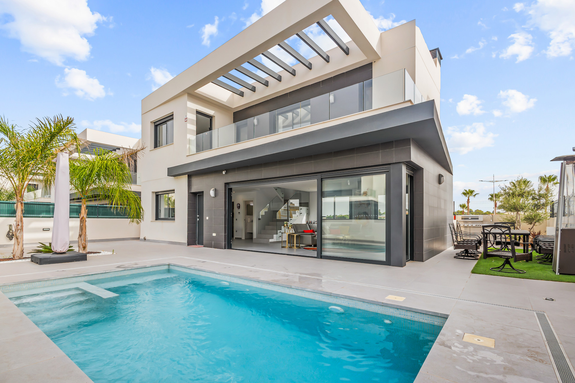 We are delighted to present to you this Fabulous Detached Villa in Algorfa