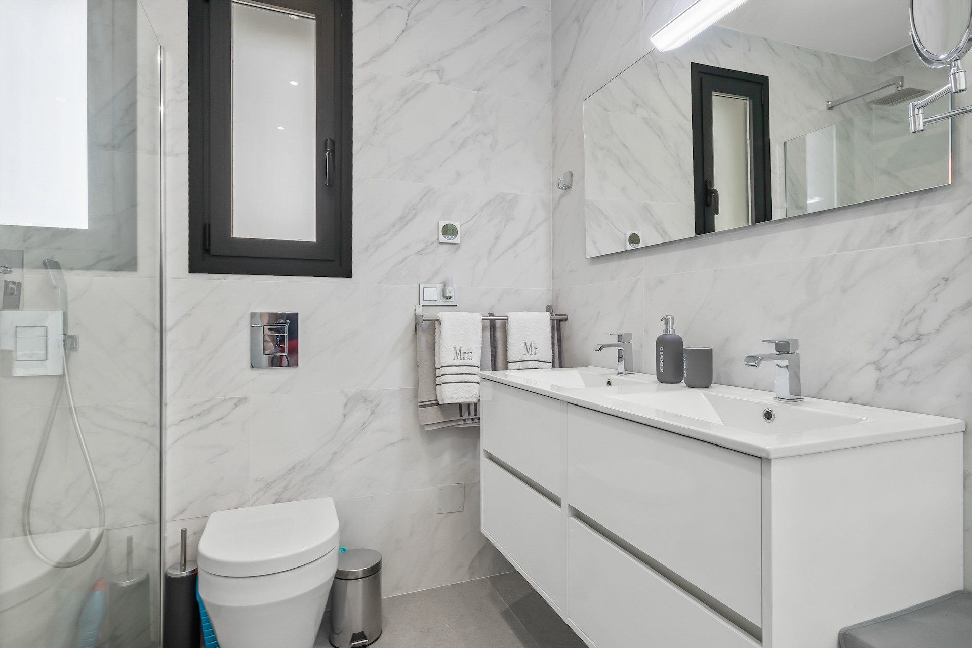 Master bedroom in villa for sale in Algorfa