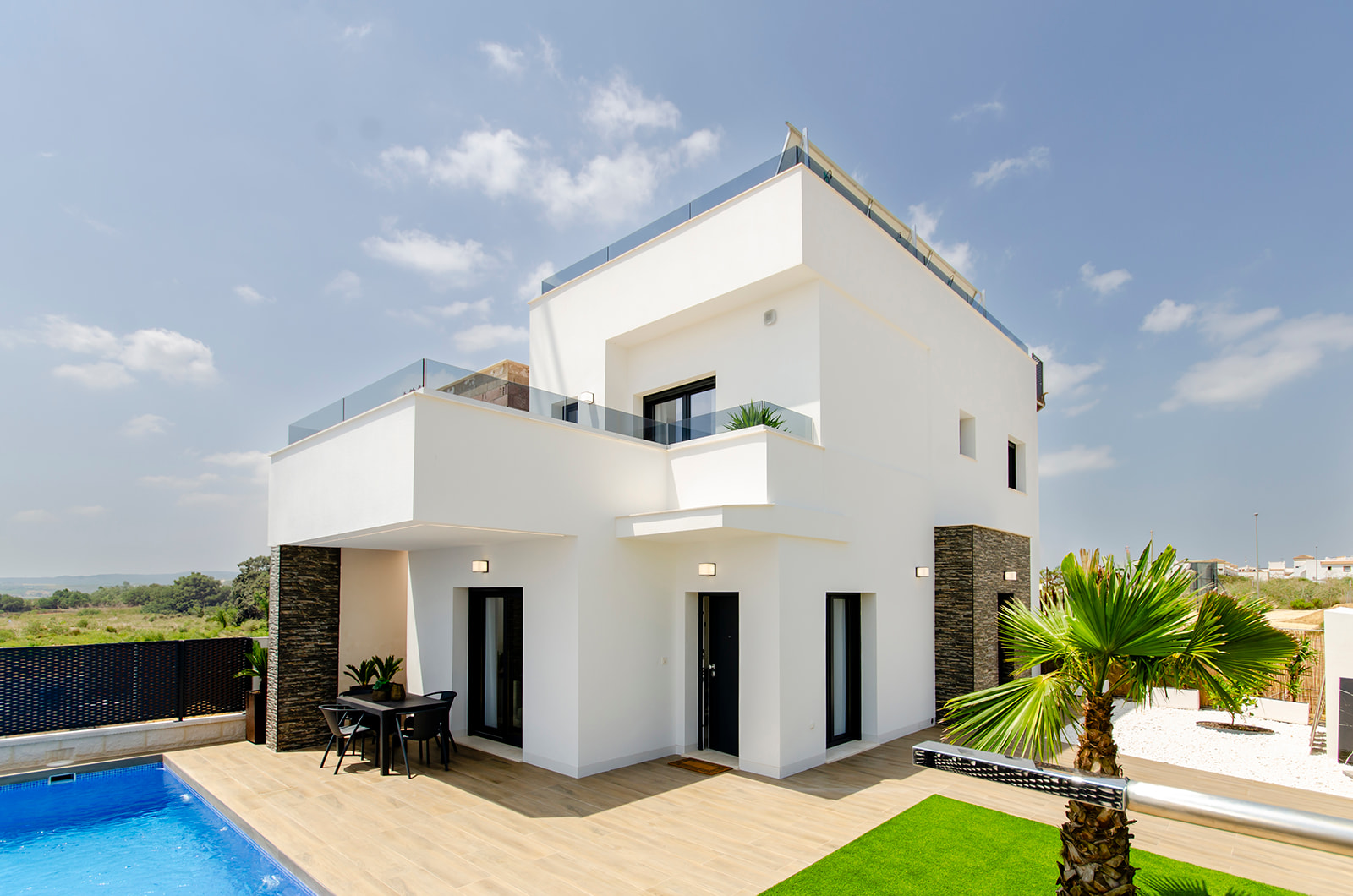 Luksusa villas Vistabellā: Elegance un komforts golfa laukumu tuvumā